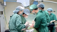 Det vietnamesisk-sverige Uong Bi Hospital redder livet for to børn med alvorlige multiple skader.