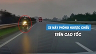Ijesztő baleset: Egy motoros száguld a forgalommal szemben az autópályán alkonyatkor, és épphogy elkerüli a frontális ütközést egy autóval.