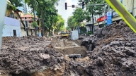 La enorme obra de construcción para el control de inundaciones permanece en desorden en el corazón de Hanói.