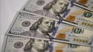 Negocierile în curs din Orientul Mijlociu pun presiune în scădere asupra dolarului american.