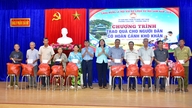 Se entregaron 200 regalos a los residentes de los barrios de Chau Doc y Vinh Te.