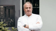 Acht chefs met Michelinsterren komen samen in Hanoi, waaronder de Chinese chef Stefan Stiller, die drie Michelinsterren heeft behaald.