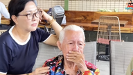 După ce și-a pierdut toate bunurile din cauza unei escrocherii la aproape 80 de ani, artistul de cải lương (operă tradițională vietnameză) a trebuit să-și vândă casa pentru a-și achita datoriile.
