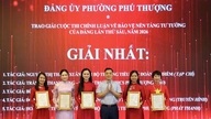 Phu Thuong uddeler priser i essaykonkurrencen om forsvaret af partiets ideologiske fundament.