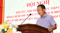 Setiausaha Parti Cam Duong Ward mendengar pemikiran dan aspirasi ahli kesatuan belia dan ahli persatuan wanita.