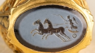 In der Annahme, eine Münze gefunden zu haben, entdeckte ein britischer Veteran einen 1700 Jahre alten römischen Schatz.