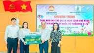 DT Group donerede næsten 400 millioner VND til støtte for underprivilegerede børn i Khanh Hoa den 1. juni.