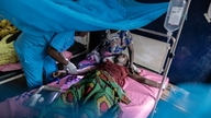 Konflikt og kutt i bistanden har gjort fødsel til en risikabel reise i Afrika.