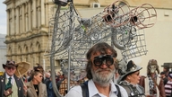Steampunkfestivalen fördjupar besökarna i en fascinerande värld av kreativitet och science fiction.