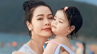 Aktorka Nhat Kim Anh rzadko pokazuje swoją córkę, podczas gdy Phuong Linh w wieku 42 lat pewnie prezentuje swoją figurę.