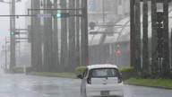 A Jangmi tájfun heves esőzéseket hozott Tokióra, miután partot ért Japán nyugati részén.