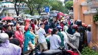 À Hô Chi Minh-Ville, des parents bravent le soleil et la pluie pour attendre leurs enfants qui passent l'examen d'entrée en 10e année jusque tard dans la nuit.