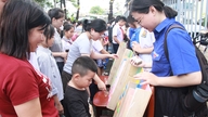 El festival infantil de Dong Nai es vibrante y animado.