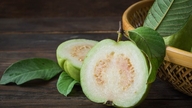 Spise guava til vægttab: Skal du spise den med skræl eller fjerne kernerne for den hurtigste forbrænding af mavefedt?