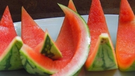 La cáscara de sandía, que a menudo se desecha, resulta ser un remedio medicinal para aliviar el calor y favorecer la micción.