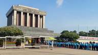 Vietnamin ammattiliiton 14. kongressin valtuuskunta vierailee presidentti Ho Tši Minhin mausoleumissa.