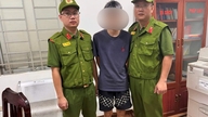 Hanoi: Ein 18-jähriger rücksichtsloser Fahrer wurde zusammen mit seinem Motorrad im Zusammenhang mit einem gewalttätigen Vorfall mit Waffen im Stadtteil Phu Dien festgenommen.
