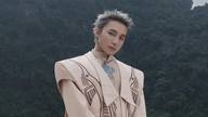 Il team di Sơn Tùng M-TP si scusa con l'artista Lê Giang per aver "richiamato" il linguaggio visivo della sua opera "Tàn chỉ" (Dita sbiadite).