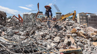 Hurtig rydning af land kæmper med at håndtere affaldsbortskaffelse i Hanoi.