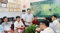 Toveri Dinh Quang Tuyen vierailee ja työskentelee Ha Thai Tea Joint Stock Companyssa.