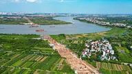 Et nærbillede af byggepladsen for Ngoc Hoi-broen, med en investering på over 11.800 milliarder VND.