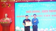 Hai Phong Citys ungdomsforening roste en ung mand for modigt at have underkuet en gerningsmand, der angreb civile med en kniv.