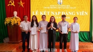 Nguyen Van Cu High School کے پارٹی سیل نے 4 طلباء کو پارٹی میں داخل کیا۔