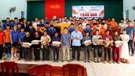 Hoang Anh Gia Lain pelaajat lahjoittavat lahjoja köyhille Ia Bangin kunnassa.