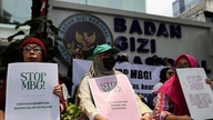 Indonesia investiga un programa de comidas gratuitas tras una serie de casos de intoxicación alimentaria.