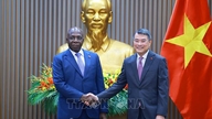 Premiärminister Le Minh Hung tar emot republiken Angolas utrikesminister Tete António.