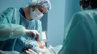 كن حذراً بشأن ظاهرة السياحة التجميلية.