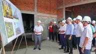 Sekretarz prowincji Partii dokonuje inspekcji dwóch kluczowych projektów.