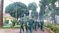 Leftenan Jeneral Le Xuan The memeriksa persiapan untuk pertandingan "Berek Biasa, Hijau, Bersih dan Cantik" di Dong Nai.