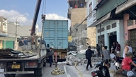 Setelah tabrakan hebat dengan truk kontainer, sebuah tempat berlindung darurat milik warga setempat runtuh sepenuhnya.