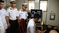 أعادت سفينة Trường Sa 20 الصيادين المرضى إلى الشاطئ بأمان.