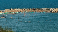 Pantai Batu Ong Dia memikat pelancong dengan warna-warnanya yang meriah.