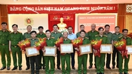 Ledare i Ho Chi Minh-staden delar ut oväntade utmärkelser till stadspolisen och framstående team.