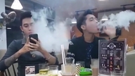 Apakah rokok elektrik menghindari peraturan dengan beriklan sebagai penghasil "asap harum" dan "tidak beracun" untuk menipu kaum muda?