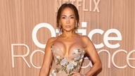 Jennifer Lopez viser sine store bryster frem ved en filmpremiere i slutningen af ​​50'erne.