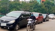 片足をもう一方の足の上に重ねて駐車する：ドライバーがすぐにやめるべき習慣。