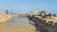 Устье реки Ли Хоа, которое только что было углублено, снова заилилось.