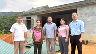 Reparation af skader forårsaget af tornadoer i Long Quang.
