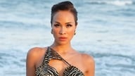 MC Phuong Mai bar en djärvt skuren klänning och visade självsäkert upp sin figur vid nästan 40 års ålder.