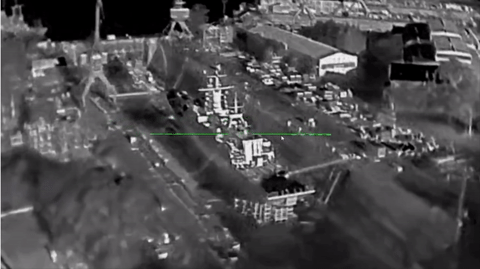 Ucrania difunde un vídeo del ataque con drones contra un buque de guerra en una base naval rusa.