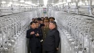 Kim Jong Un memeriksa pembangkit listrik tenaga nuklir baru Korea Utara.