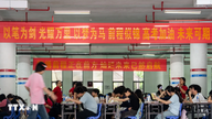 In Cina vengono controllati gli occhiali per prevenire imbrogli durante gli esami di ammissione all'università.