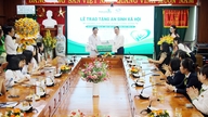 Vietcombank Dong Nai lahjoitti kahden miljardin VND:n arvoisen sosiaaliturvapaketin Thong Nhatin yleissairaalalle.