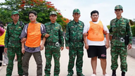An Giang tar emot 180 medborgare som deporterats från Kambodja och griper två efterlysta flyktingar.