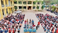 Mantener a los alumnos en la misma clase ante el temor a los matrimonios infantiles en la región fronteriza de Nam Vi.