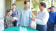 Secretarul provincial al partidului, Tran Van Lau, vizitează și oferă sprijin familiei domnului Nguyen Buu Nhan.